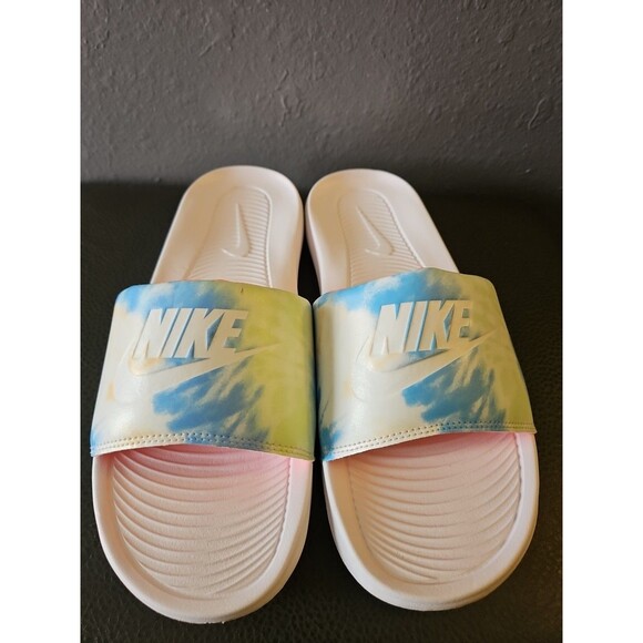 WOMEN'S NIKE *VICTORI ONE SLIDE PRINT* COLORS~/WHITE/BRIGHT MANGO SIZE 11 - Picture 2 of 10